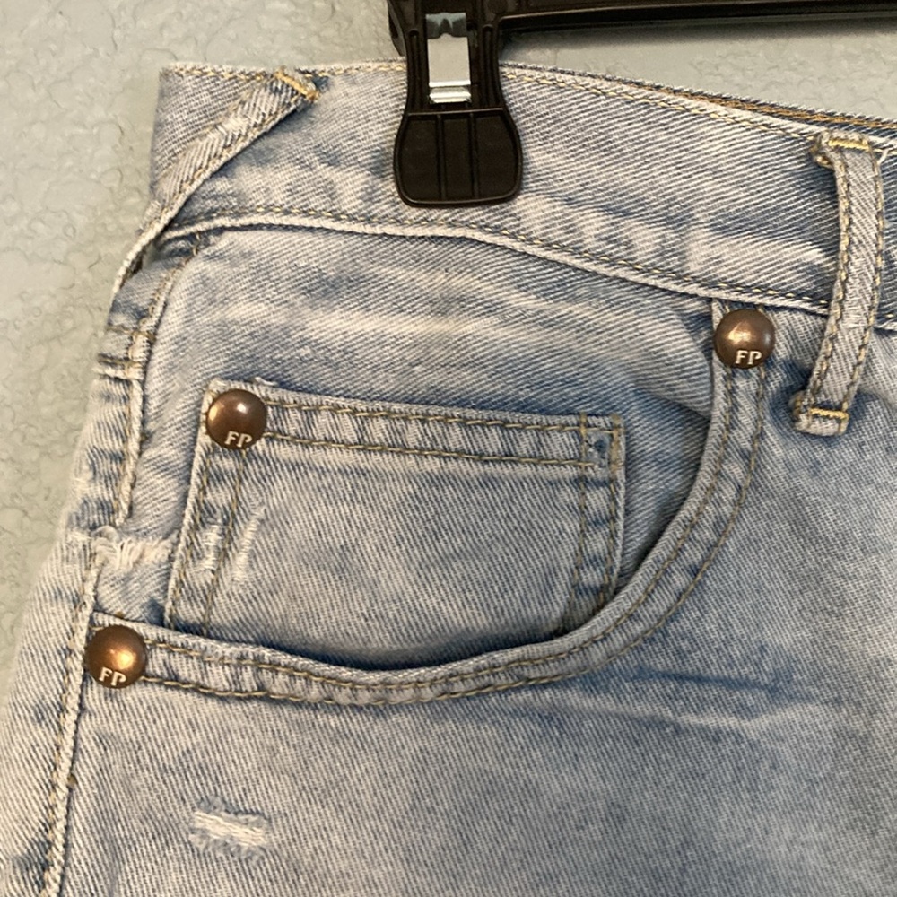 Free People Cutoff Short Shorts ~ Size W 27 ~ Light Blue Wash - Picture 4 of 9